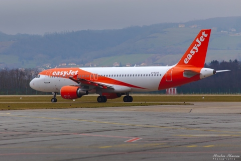 EasyJet - G-EZUZ - Airbus A320