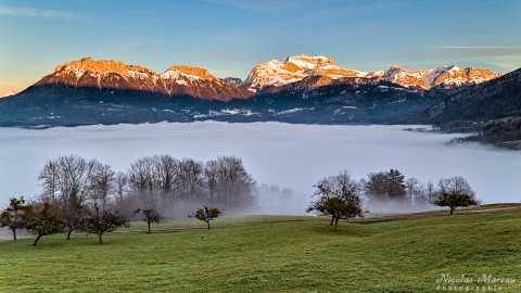 La Tournette et une mer de nuage au dessus du lac d'Annecy