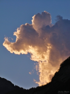 Un éléphant dans le ciel